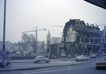 804231 Afbeelding van de sloop van de Stationswijk te Utrecht, met rechts de panden Stationsplein 15 -hoger.